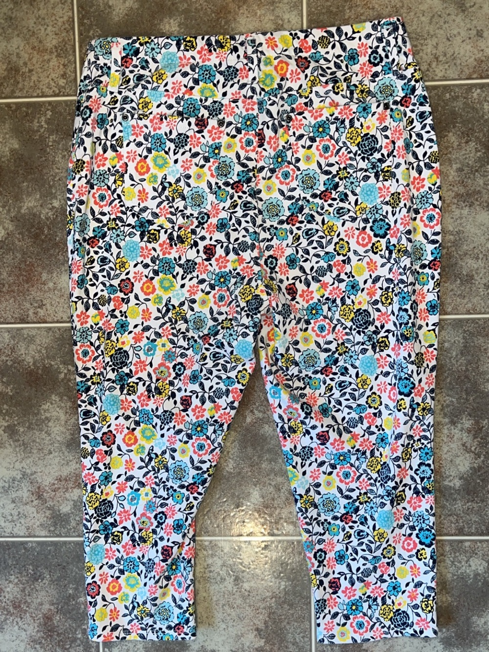 Floral Pull-On Capri Pants Plus Size 1X 16W-18W - Picture 5 of 5